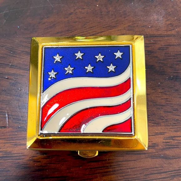 Estée Lauder ‘America the Beautiful’ refillable compact - Picture 1 of 3